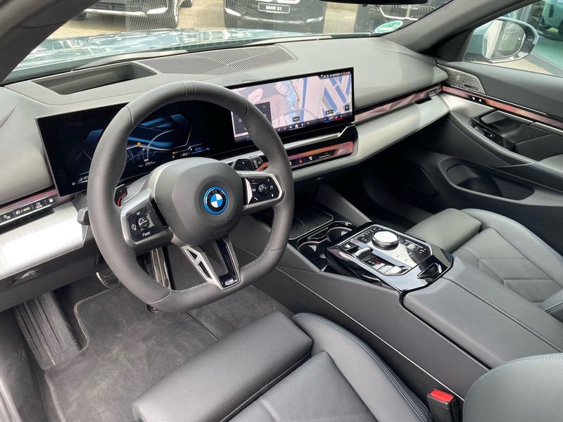BMW 550 e xDrive Tour. M Sport || AHK Pano el.Sitze — photo 4