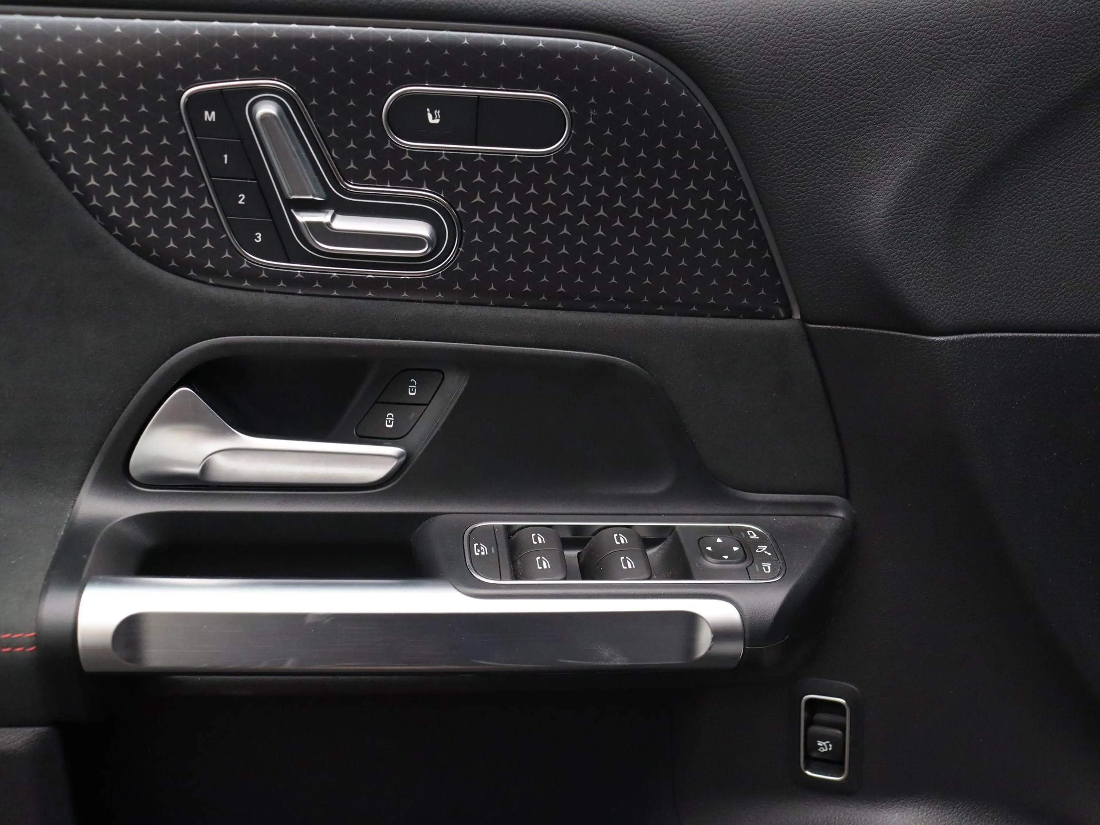 Mercedes-Benz EQB 250 250+ AMG LINE + HEAD UP + BURMESTER + CARPLAY + — photo 8