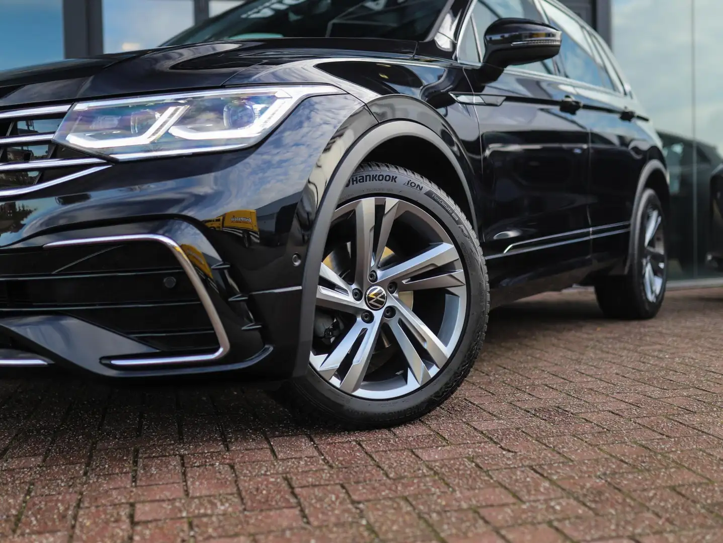 Volkswagen Tiguan 1.5 TSI R-Line Business+ | Pano | Keyless | IQ Lig Zwart - 2