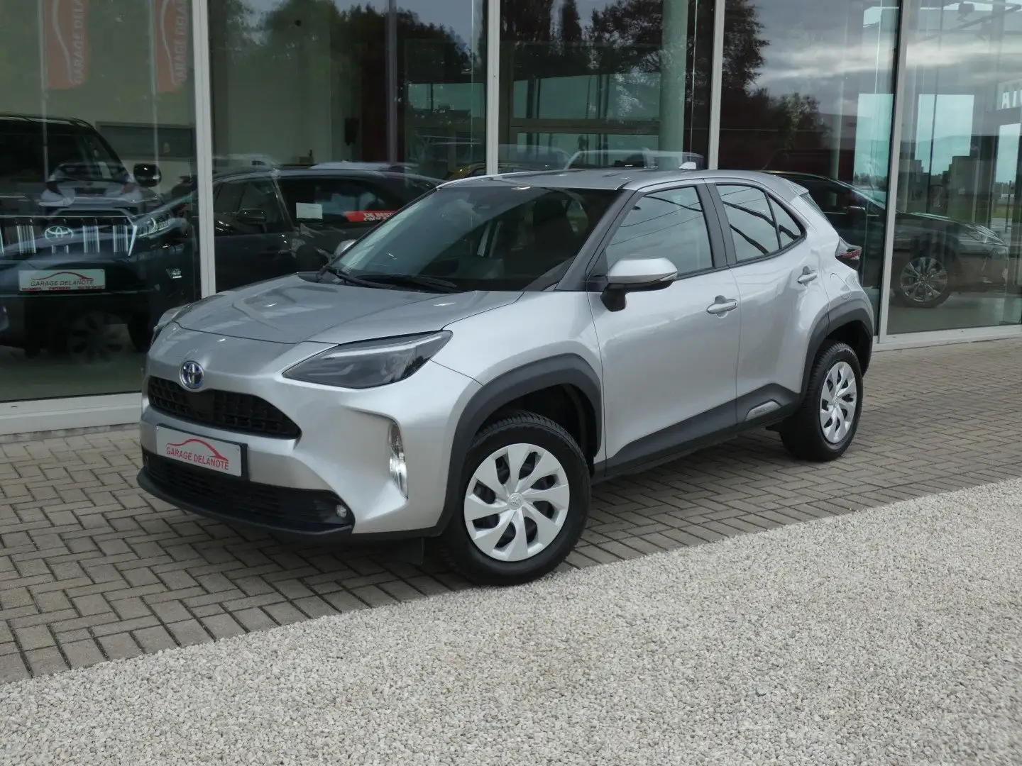 Toyota Yaris Cross 1.5i HYBRID Dynamic +Carplay +Parkeercamera Zilver - 1