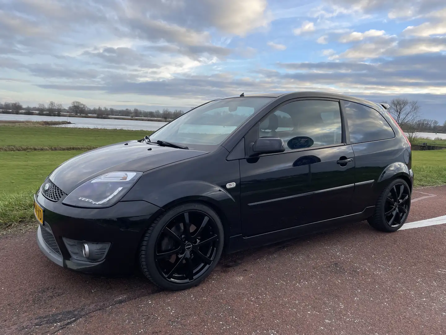 Ford Fiesta 2.0-16V ST Zwart - 1