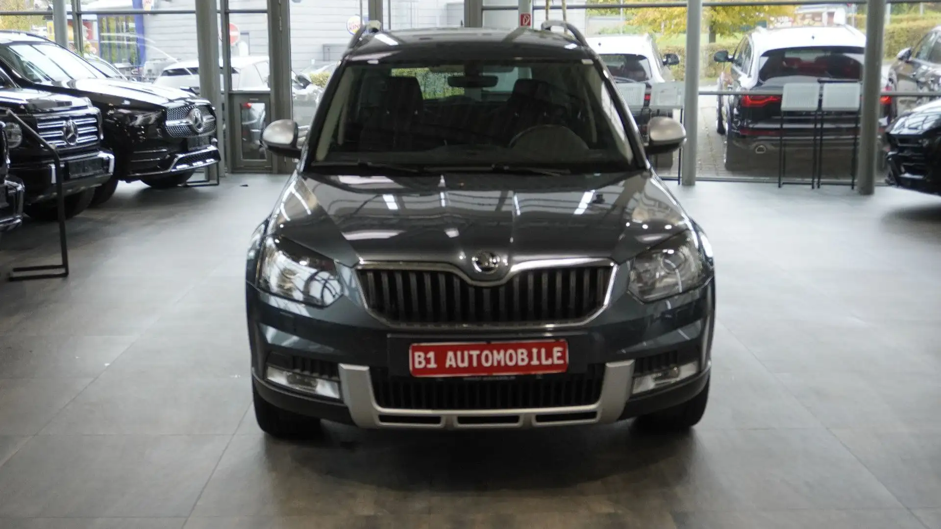 Skoda Yeti 2.0 TDI Outdoor 4x4 DSG*AHK*KAMERA*CARPLAY* Grau - 2