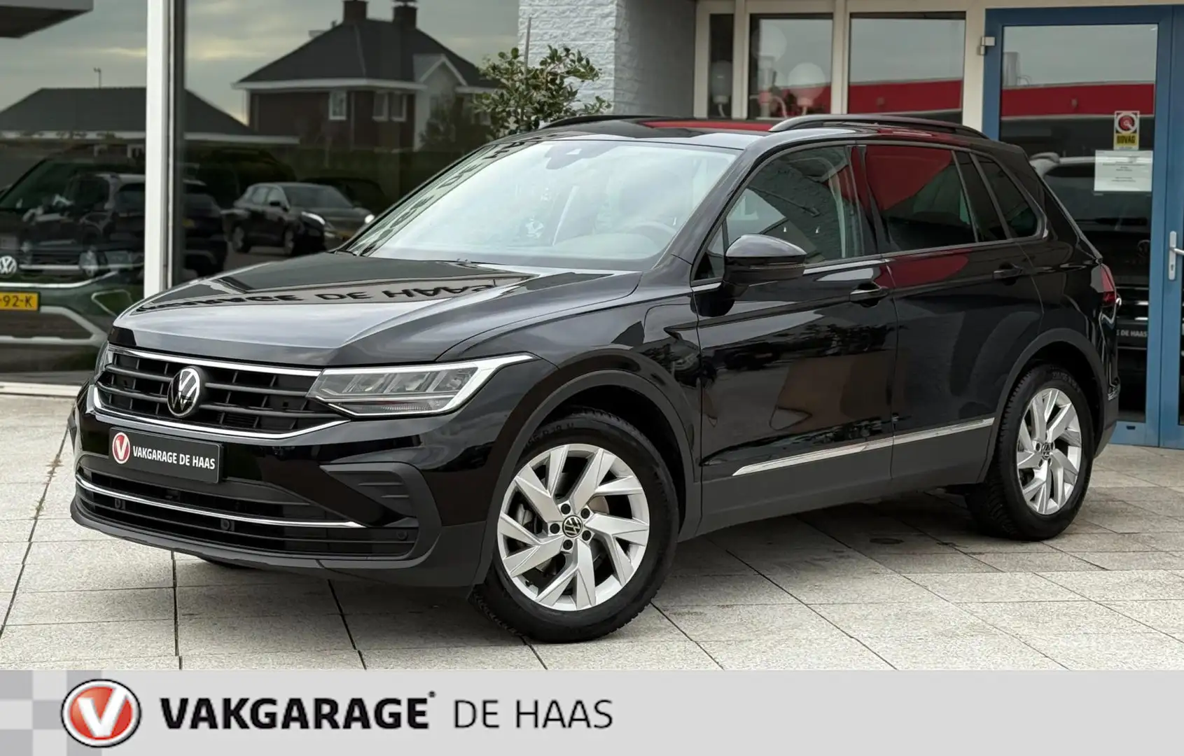 Volkswagen Tiguan 1.5 TSI Life Business Zwart - 1