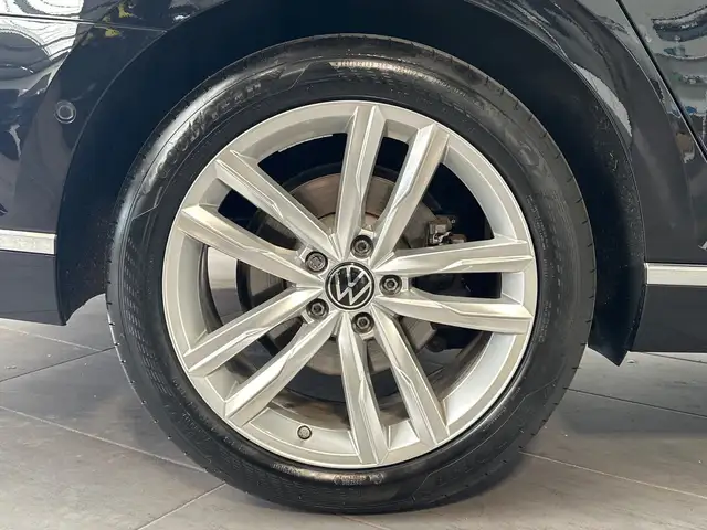Volkswagen Passat view 3