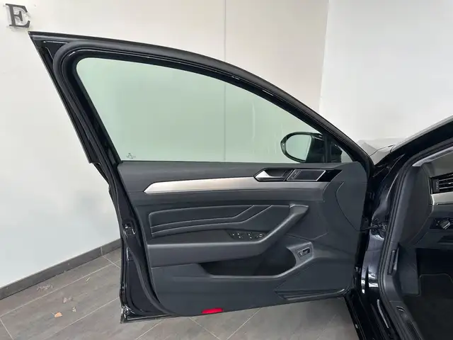 Volkswagen Passat view 6