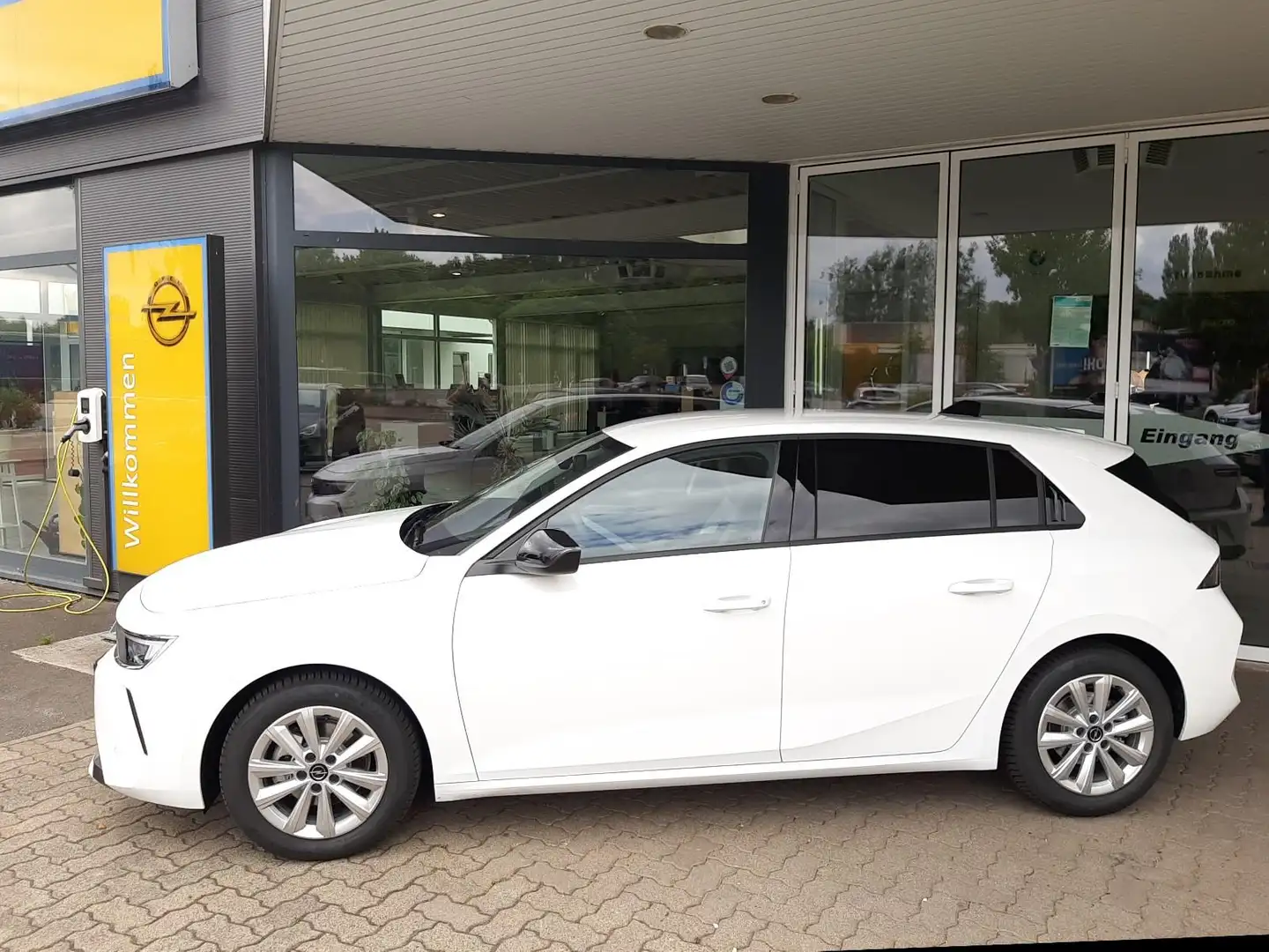 Opel Astra Lim. 5-trg. Edition Navi White - 2