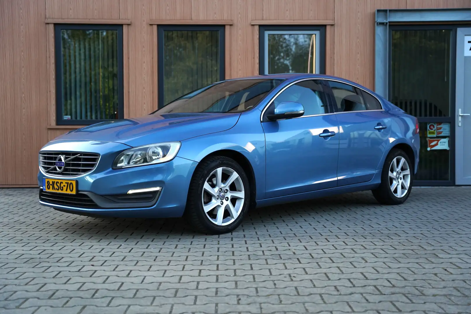 Volvo S60 1.6 T3 Momentum Bleu - 1