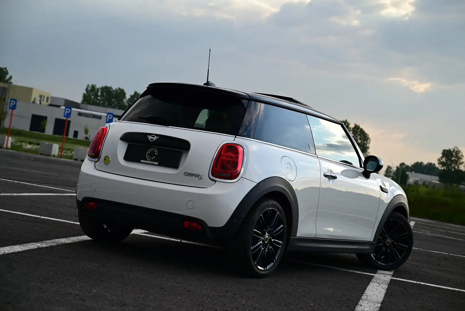 MINI Cooper SE AUT / LEATHER / SUNROOF / NAVI PRO / YOURS / FULL Wit - 2