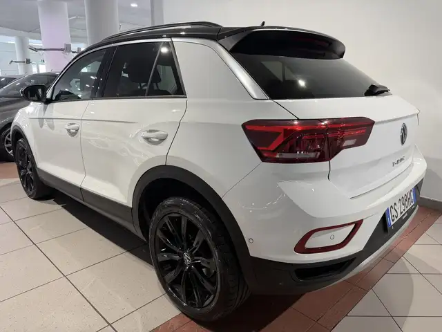 Volkswagen T-Roc view 3