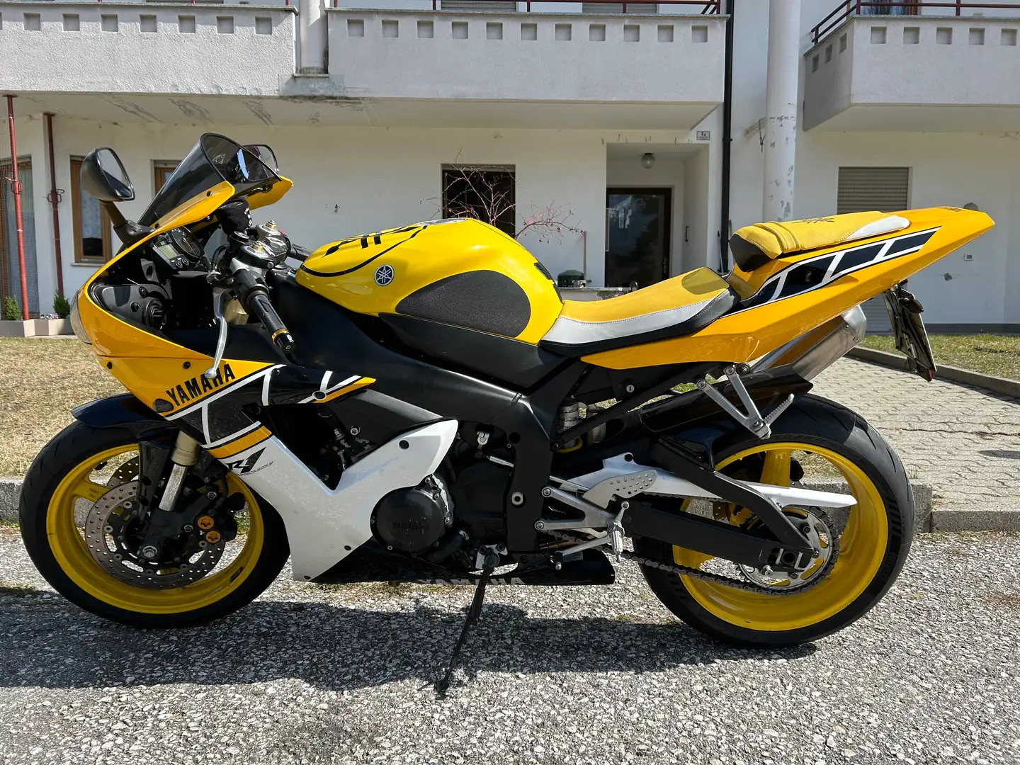 Yamaha YZF-R1 žuta - 2