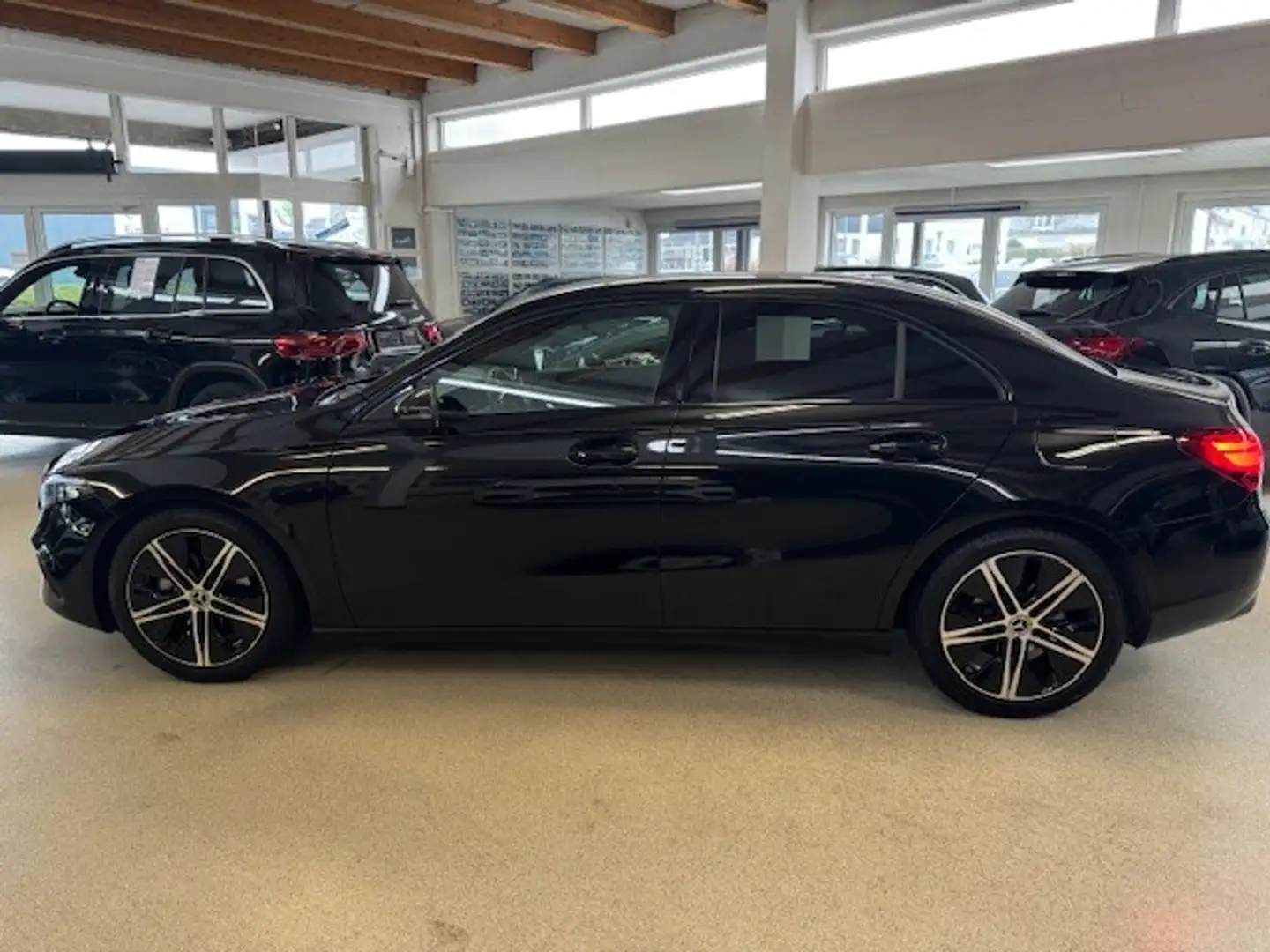 Mercedes-Benz A 200 Limousine+Night+MULTIBEAM+18 Zoll+Progressive Line Schwarz - 2