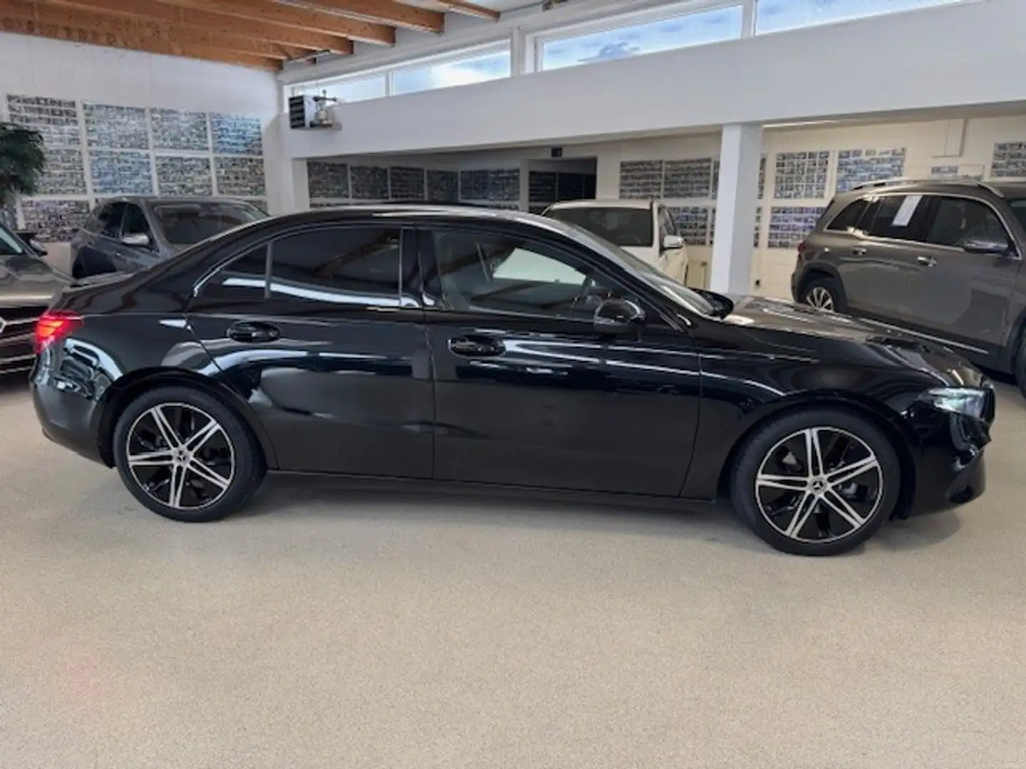 Mercedes-Benz A 200 Limousine+Night+MULTIBEAM+18 Zoll+Progressive Line Negro - 2