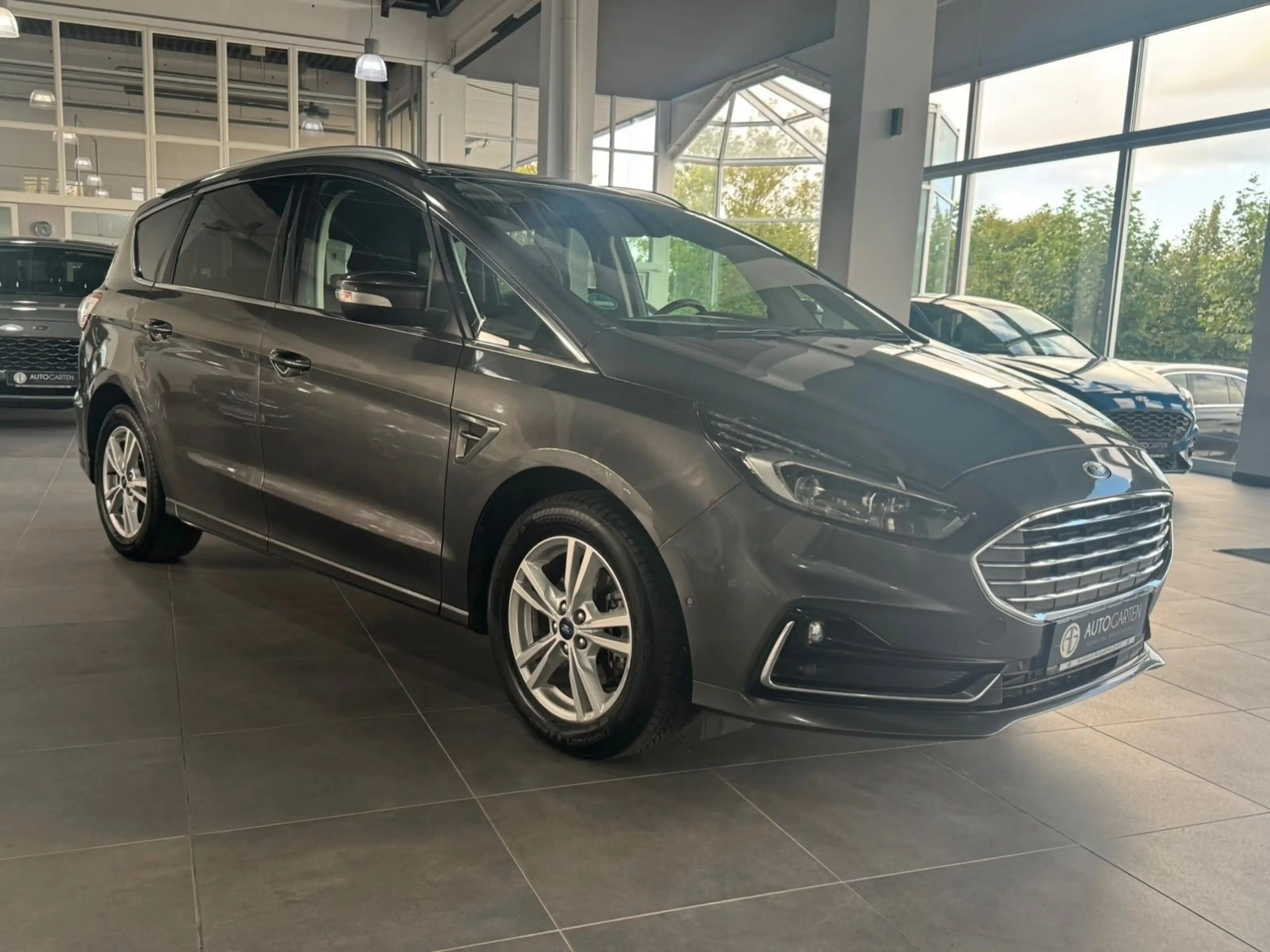 Ford S-Max S-MAX Hybrid Titanium — photo 2