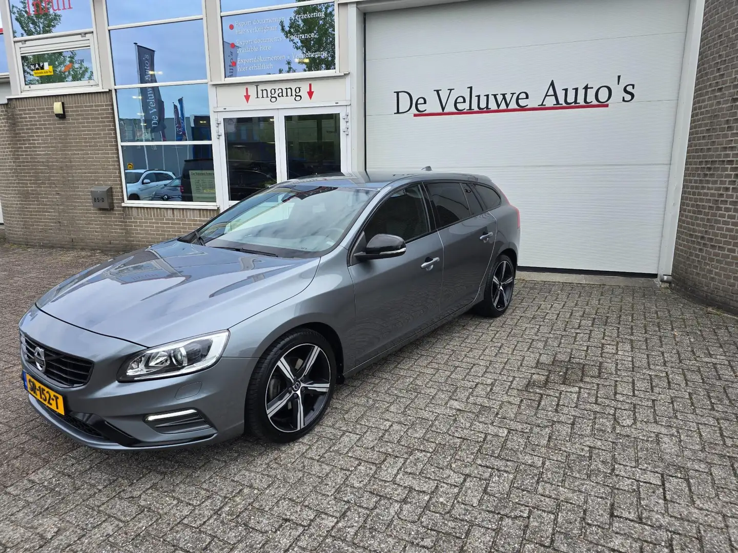 Volvo V60 2.0 D4 Business Sport R-design leder trekhaak btw Grau - 2
