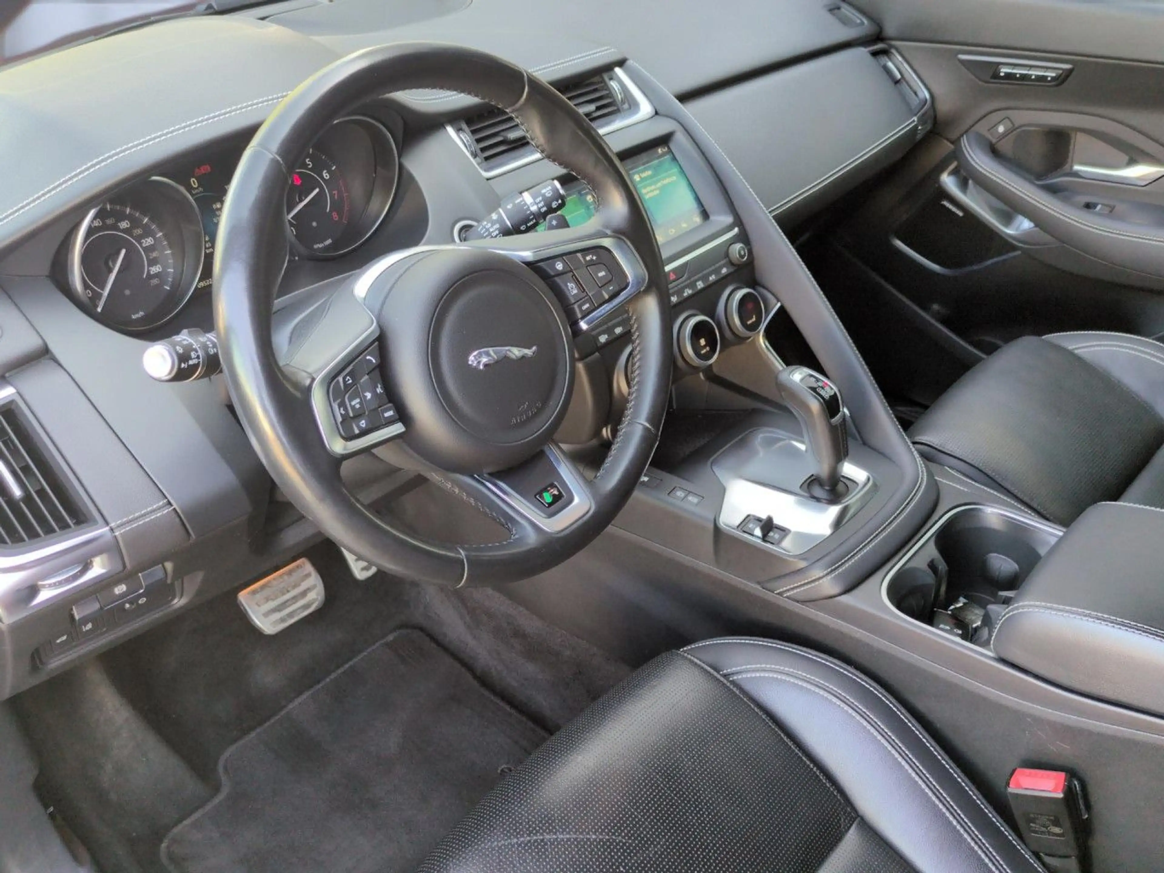 Jaguar E-Pace P250 AWD R-Dynamic SE Bluetooth Navi LED — photo 6