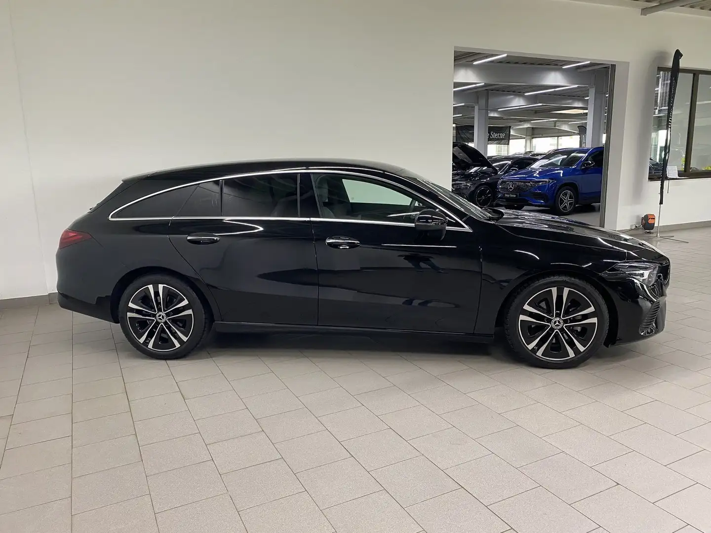 Mercedes-Benz CLA 180 PRO MOPF/FACE DIST+LED+KEY+NAV+KAMERA Černá - 2