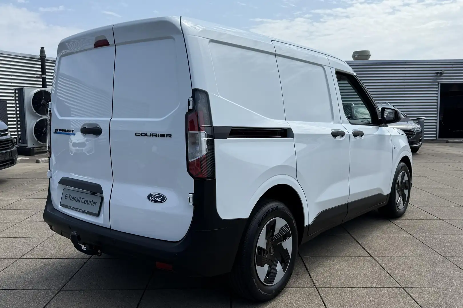 Ford Transit Courier E-Transit Trend 44 kWh 136 PK Trekhaak 13 Polig Blanc - 2