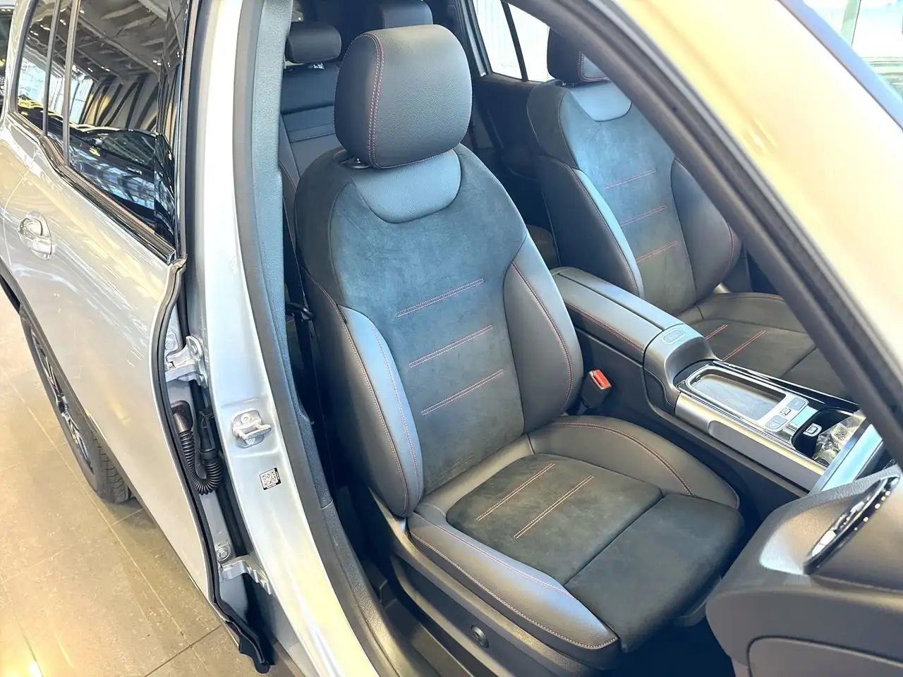Mercedes-Benz GLB снимка Mercedes-Benz GLB
