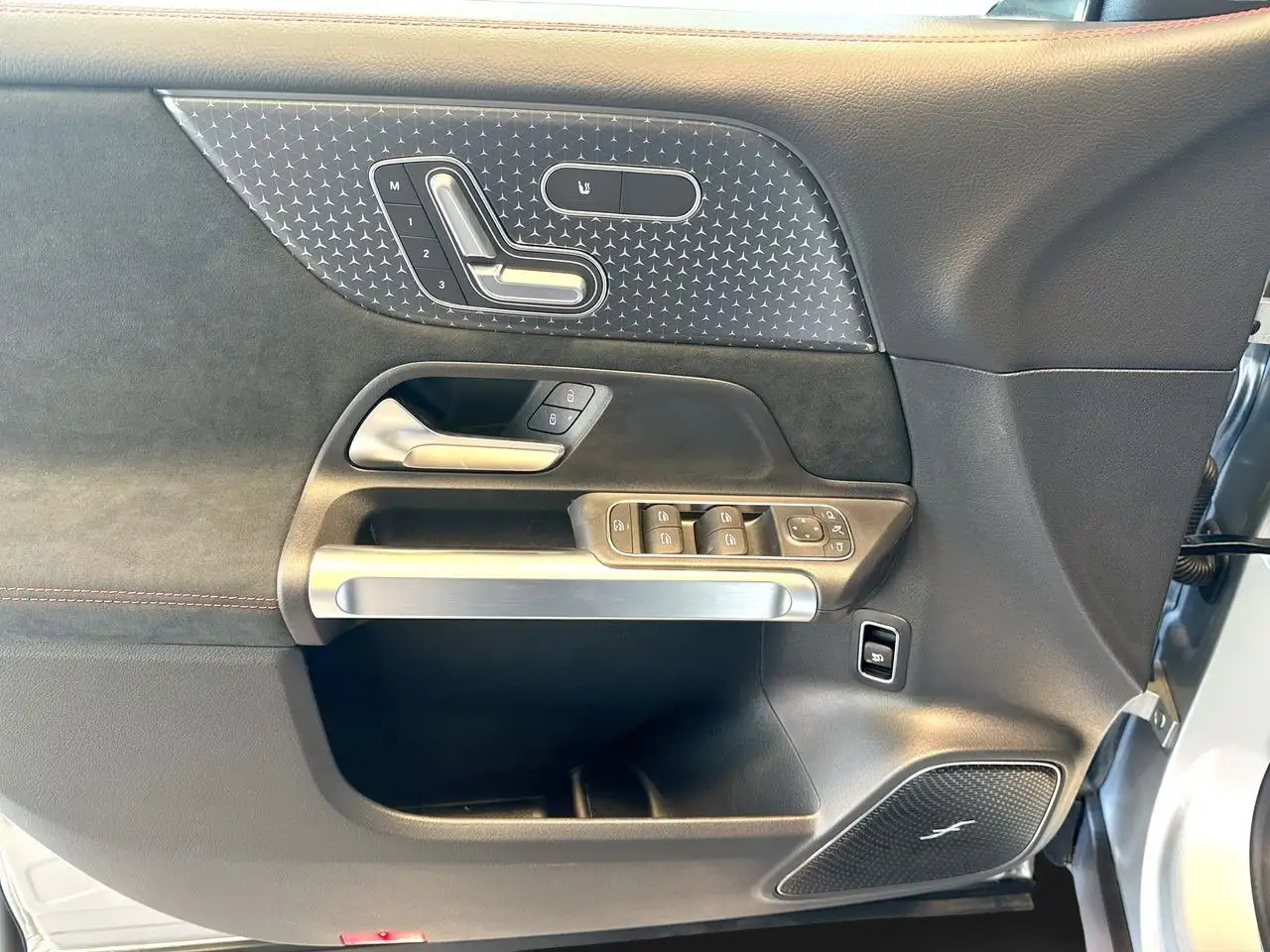 Mercedes-Benz GLB снимка Mercedes-Benz GLB
