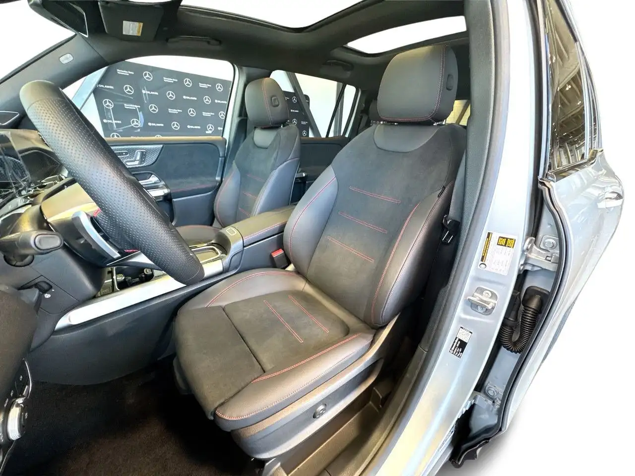 Mercedes-Benz GLB снимка Mercedes-Benz GLB