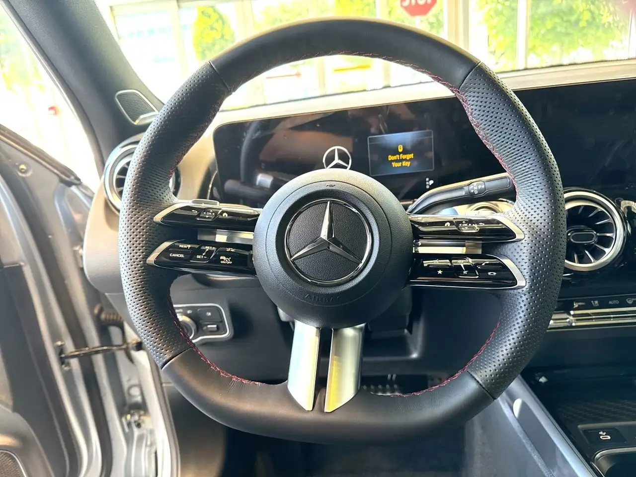 Mercedes-Benz GLB снимка Mercedes-Benz GLB