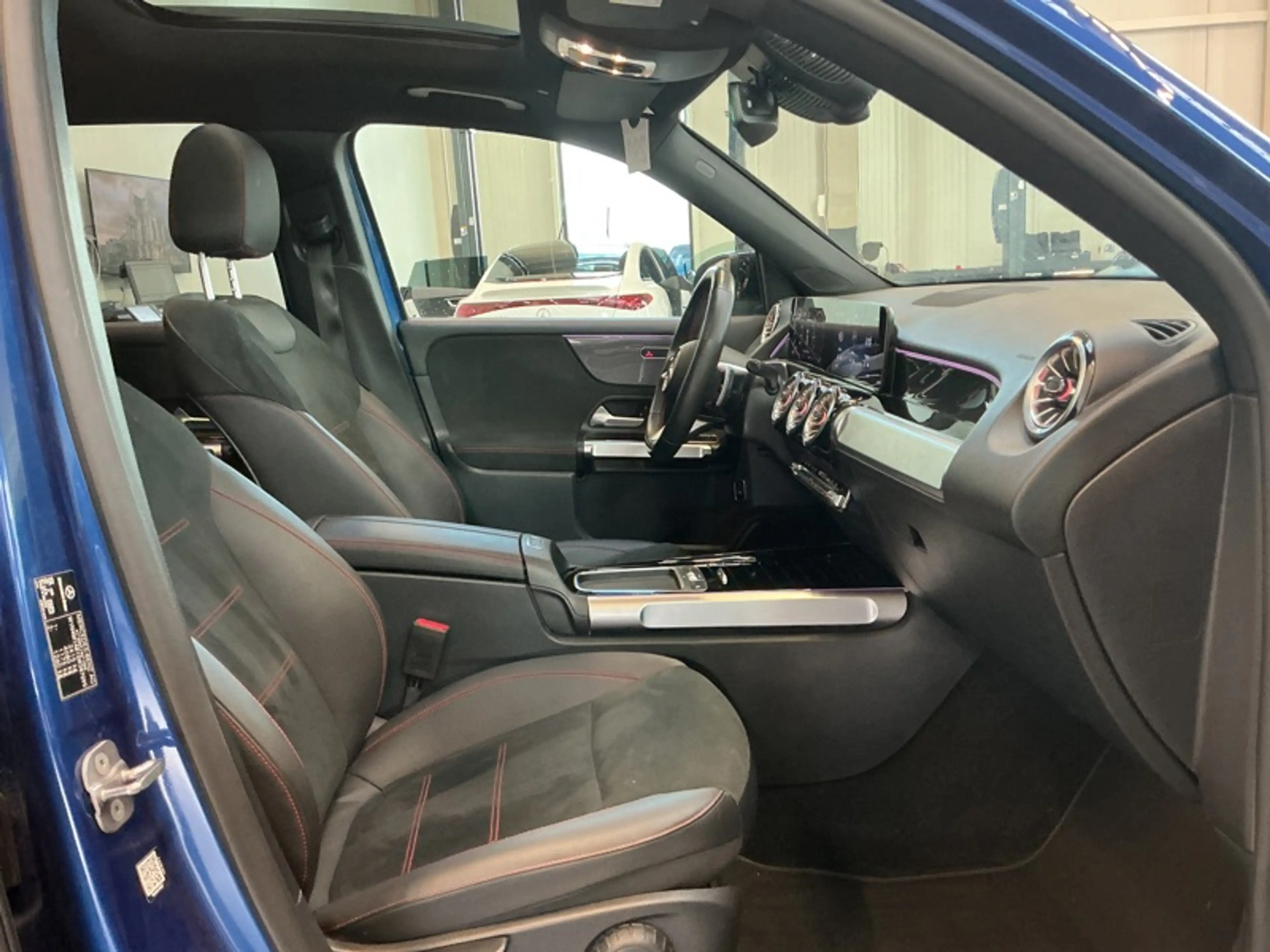 Mercedes-Benz GLB 180 d AMG Pack Night Pano 7 places — photo 14
