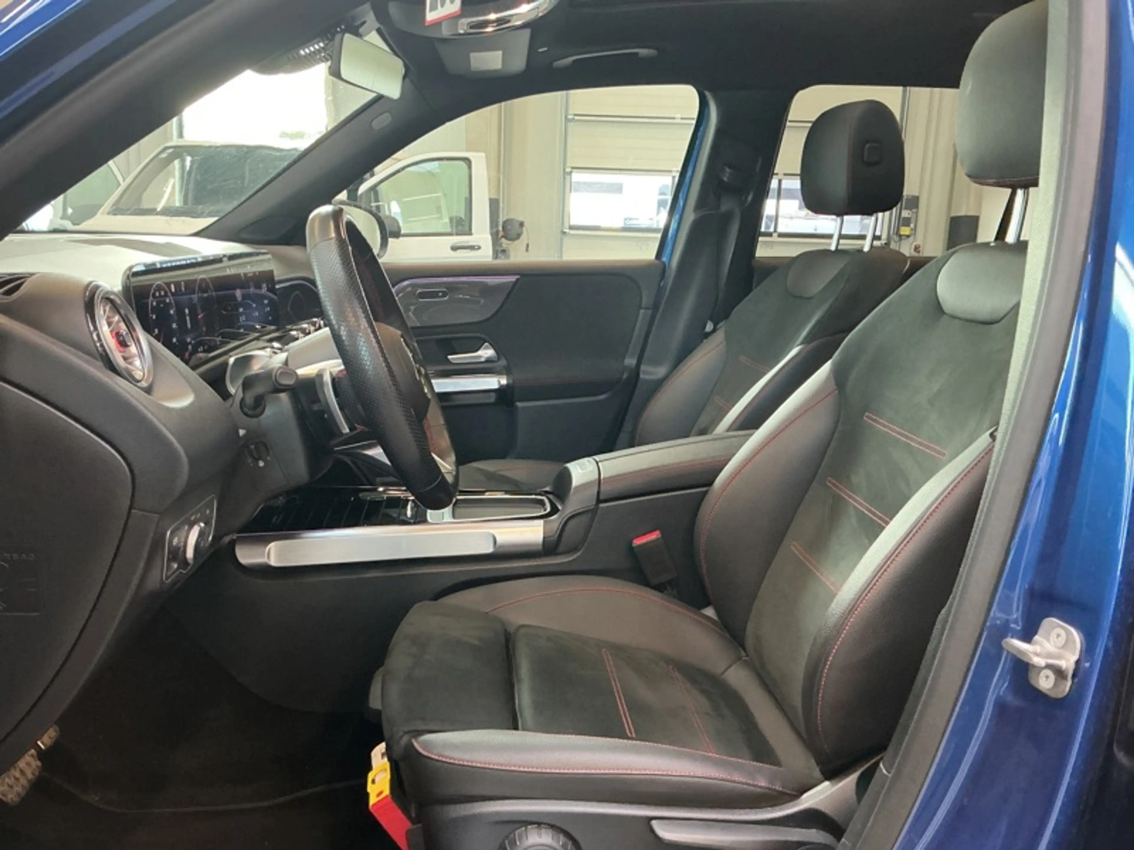 Mercedes-Benz GLB 180 d AMG Pack Night Pano 7 places — photo 9