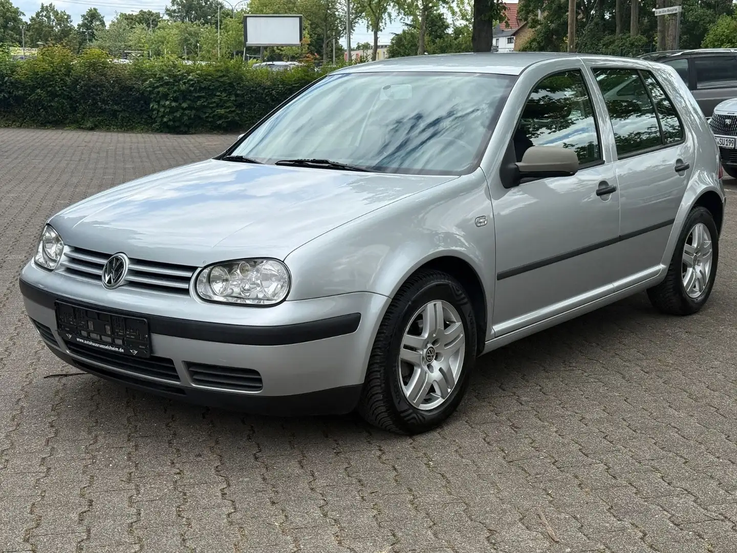 Volkswagen Golf 1.6 EDITION*AUTOM*KLIMA*TÜV*ALU*TOP ANGEBOT Срібний - 1