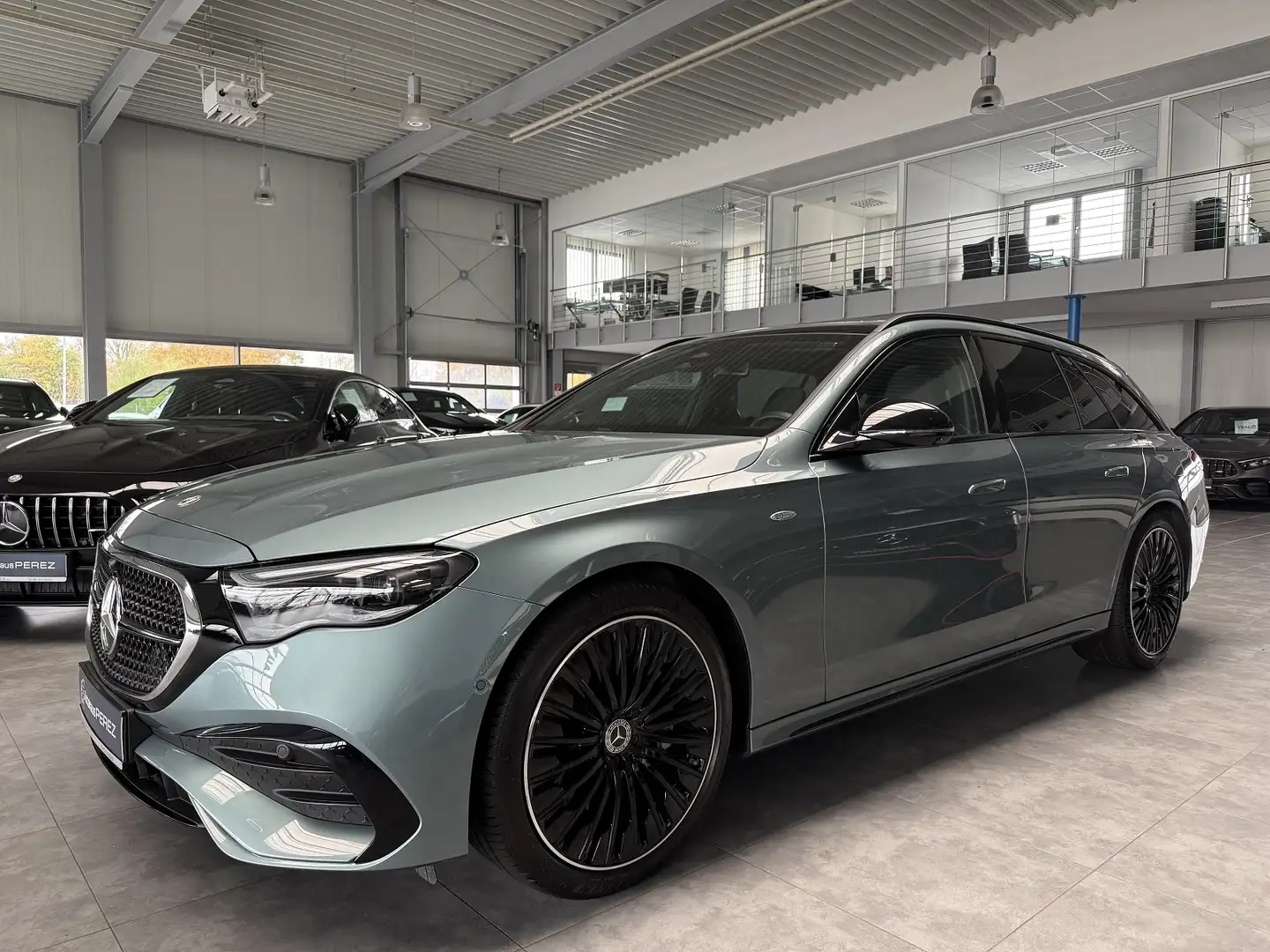 Mercedes-Benz E 300 T de AMG PREMIUM PANO-DISTRONIC-NIGHT-AHK Zilver - 2