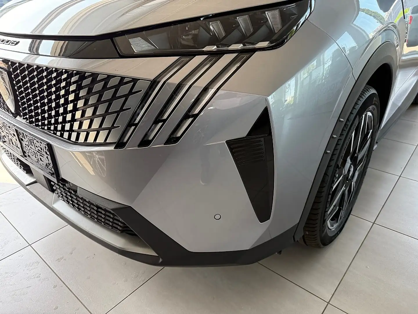 Peugeot 3008 Hybrid 136 E-DCS6 GT Aut. Gris - 2