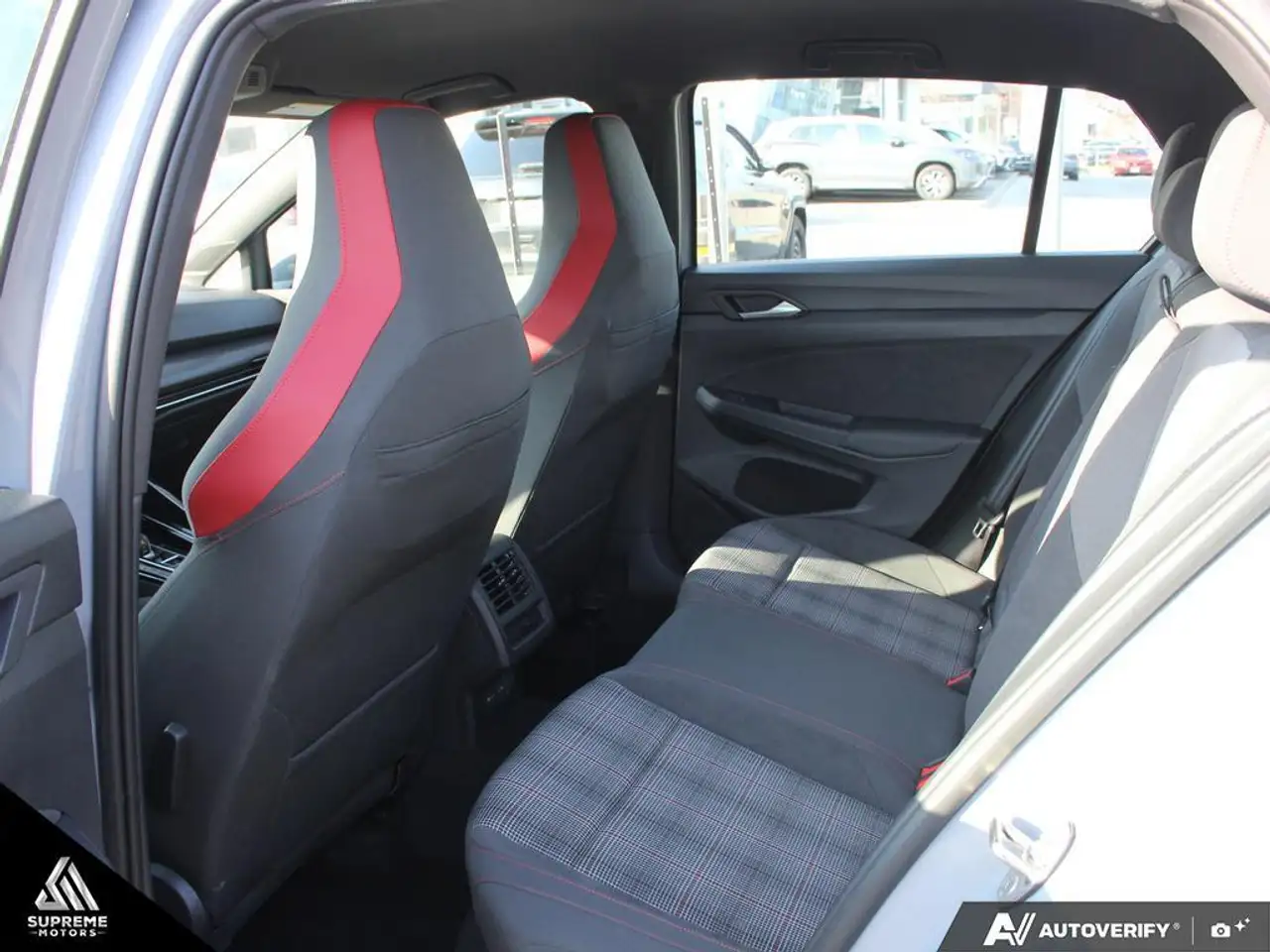 Volkswagen Golf GTI снимка Volkswagen Golf GTI