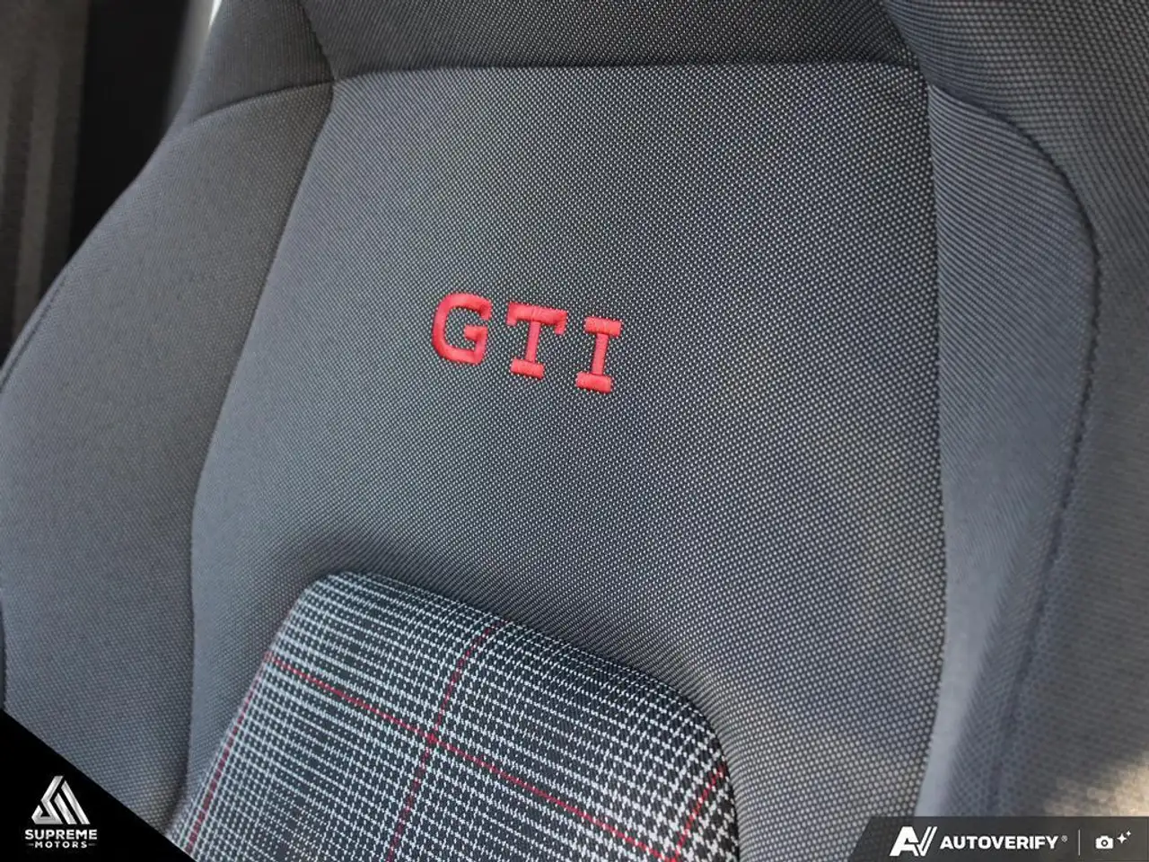 Volkswagen Golf GTI снимка Volkswagen Golf GTI