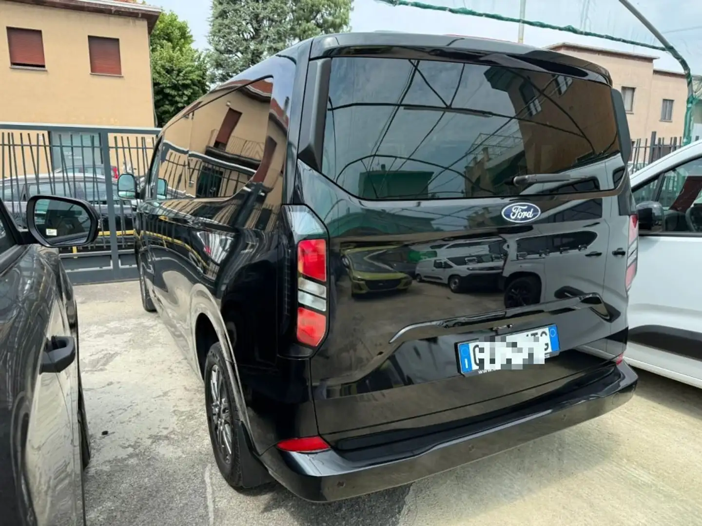 Ford Tourneo Custom 320 2.0 EcoBlue 136CV aut. PL Titanium Zwart - 2
