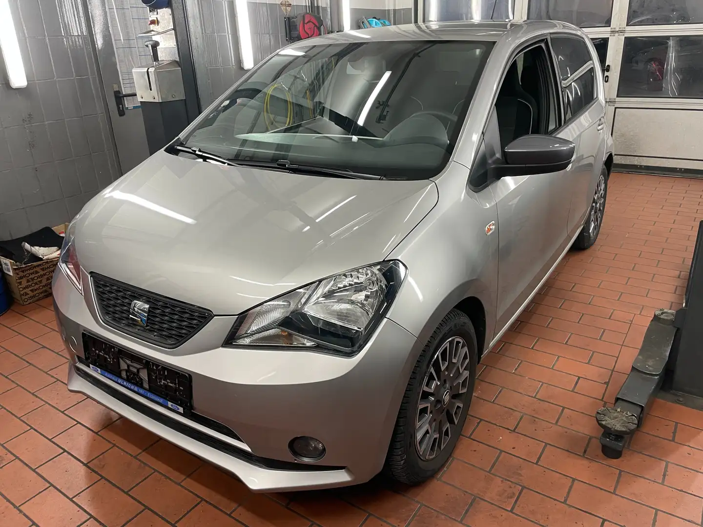 SEAT Mii Chic Silber - 1