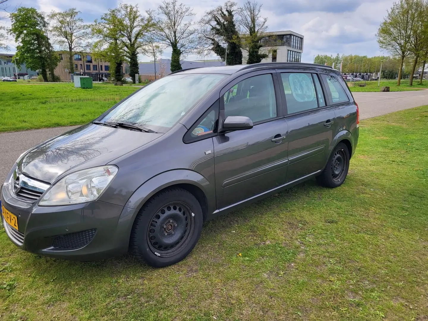 Opel Zafira 1.8 Cosmo Grijs - 1