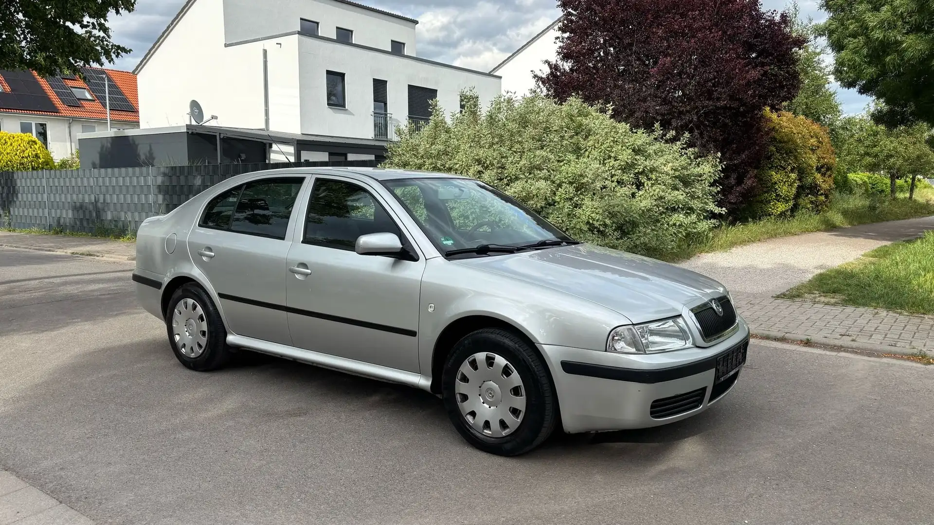 Skoda Octavia 1.6 Ambiente, SERVO, KLIMA, ZV, 130TKM Stříbrná - 1