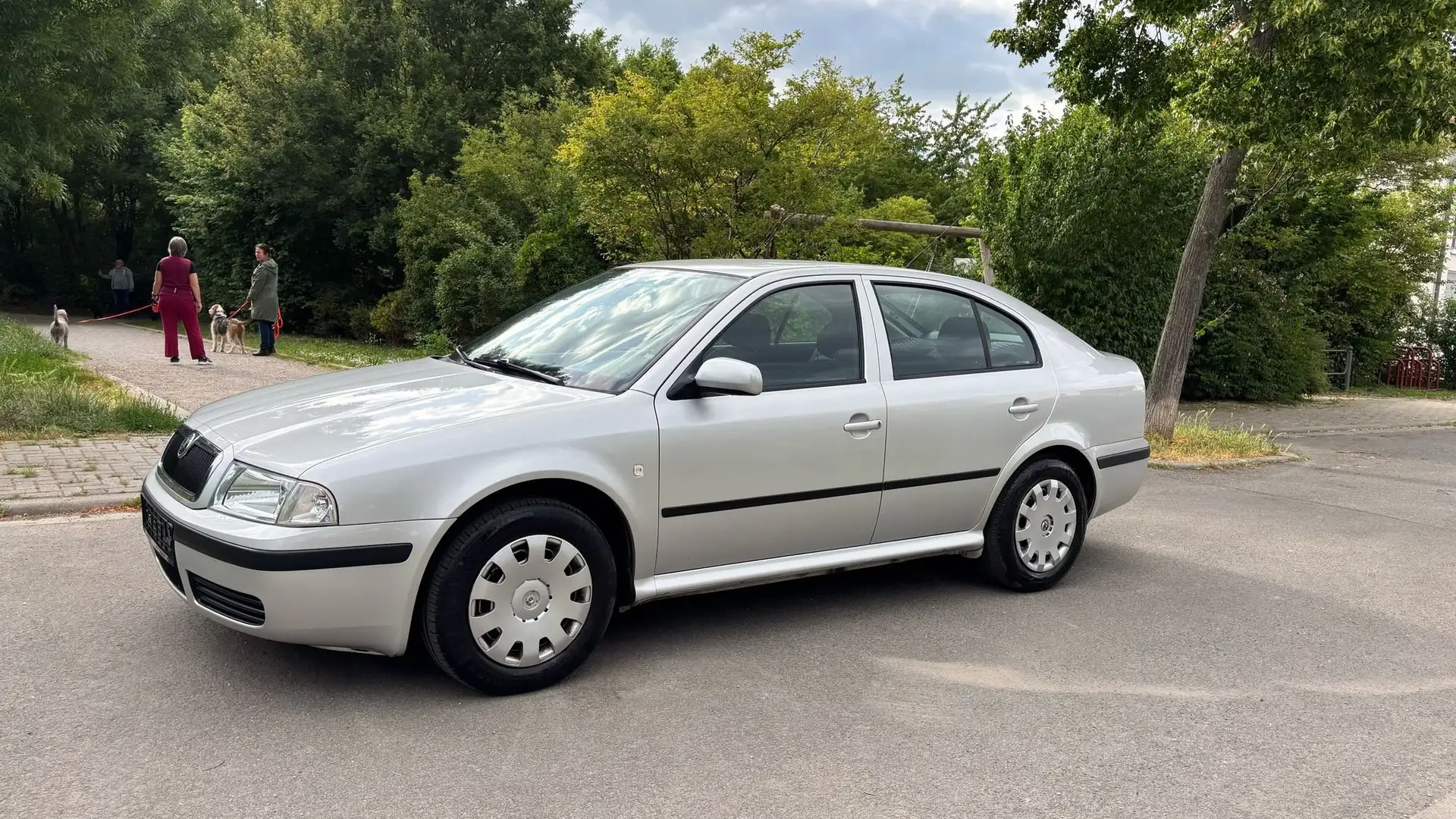 Skoda Octavia 1.6 Ambiente, SERVO, KLIMA, ZV, 130TKM Stříbrná - 2