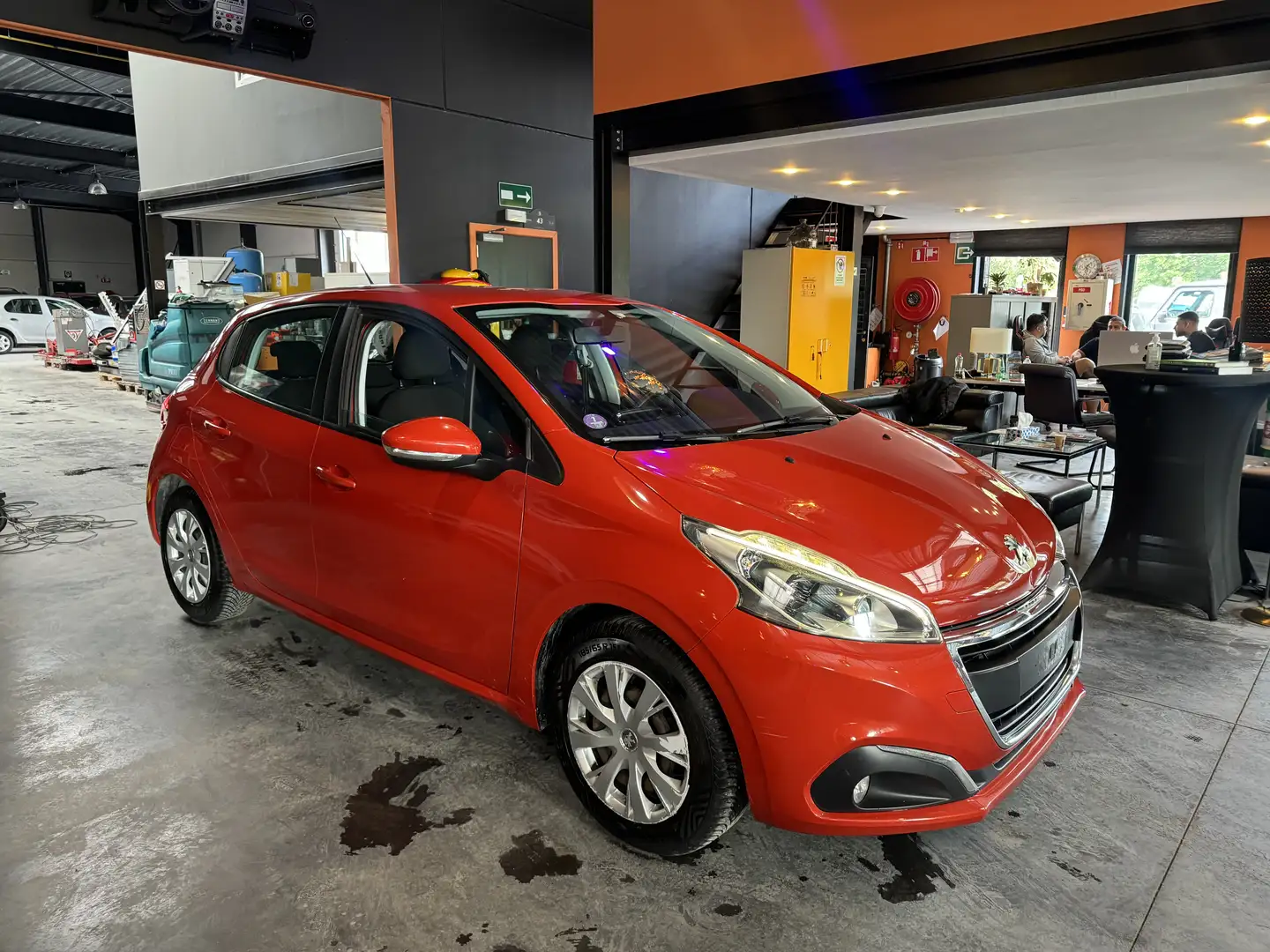 Peugeot 208 1.2i - 102.004 KM - A/C - NAVI -MEDIA/TEL-LIM/REG Oranje - 2