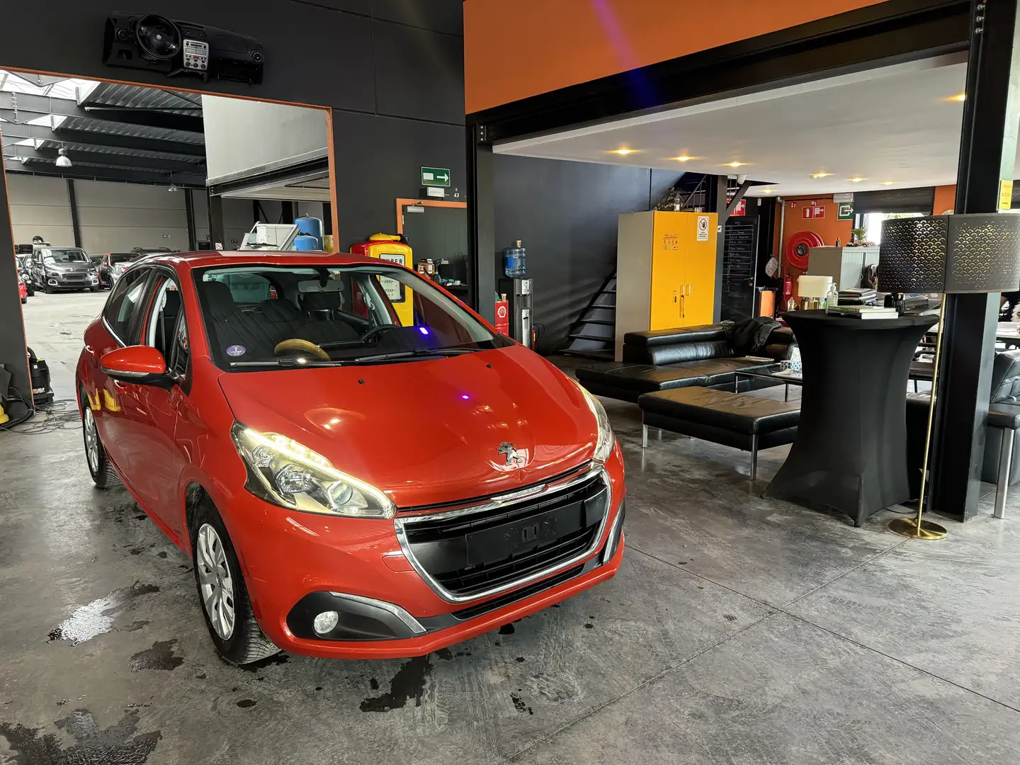 Peugeot 208 1.2i - 102.004 KM - A/C - NAVI -MEDIA/TEL-LIM/REG Oranje - 1