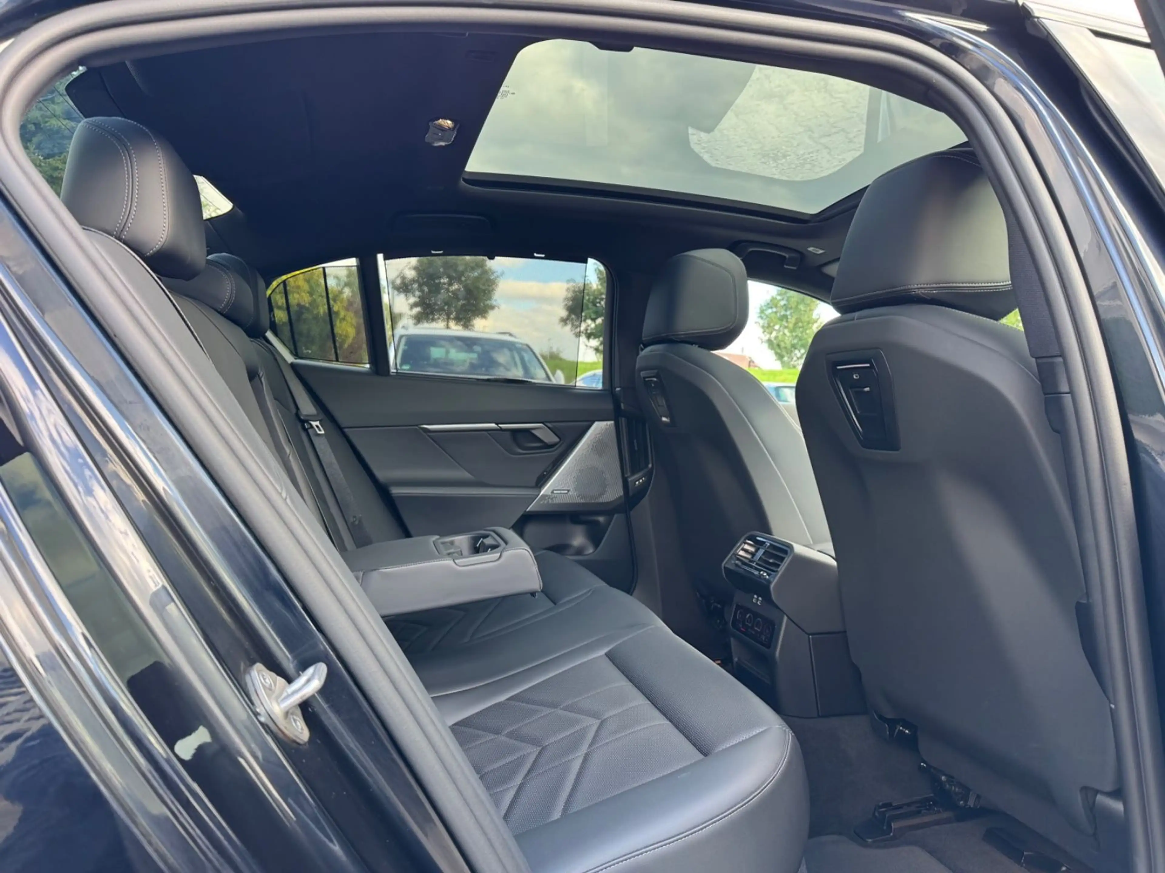 BMW 520 d A/M Paket/Panorama/AHK/Head-Up/360 Kamera — photo 14