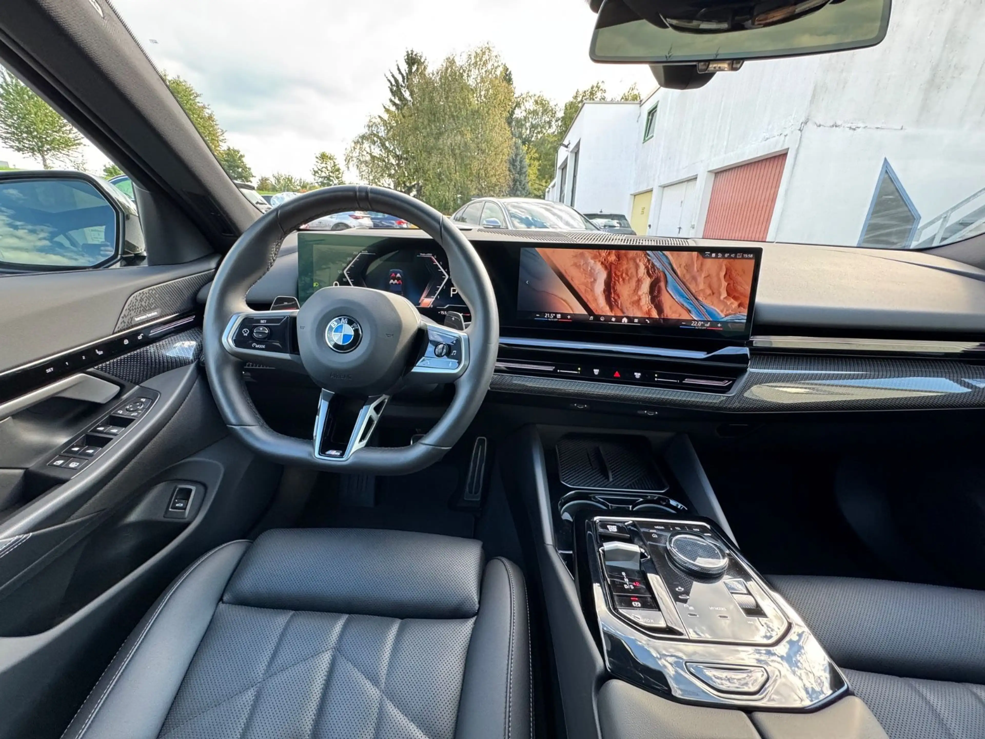 BMW 520 d A/M Paket/Panorama/AHK/Head-Up/360 Kamera — photo 3