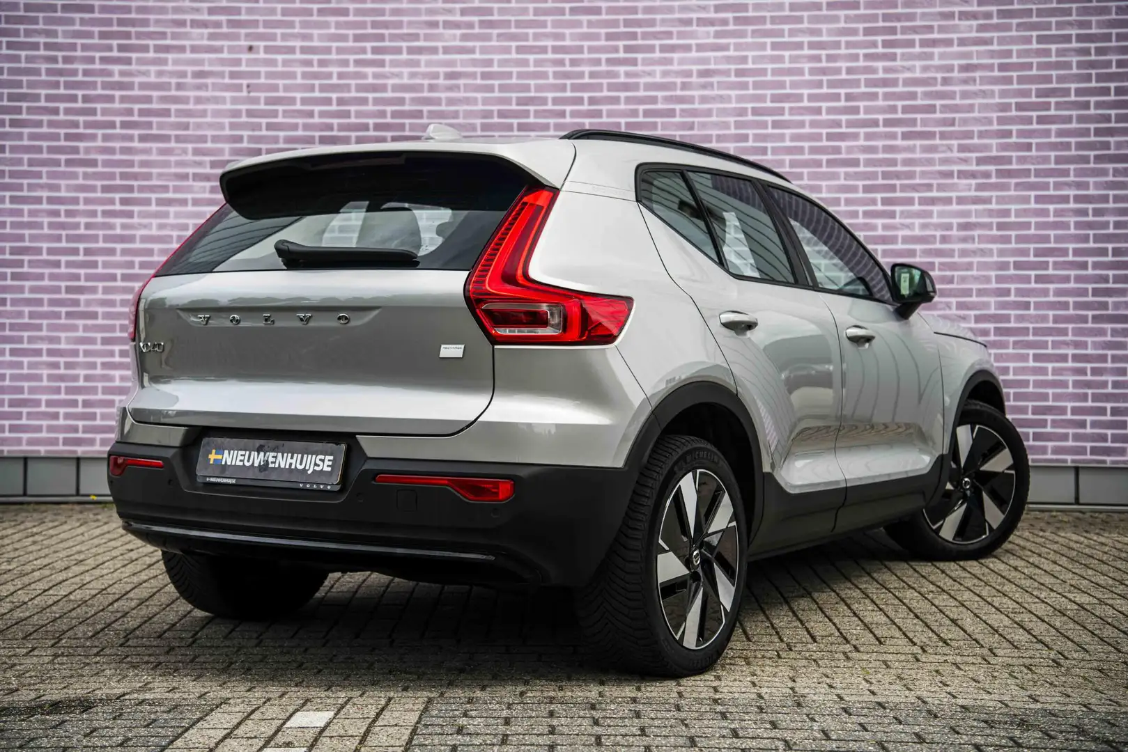 Volvo XC40 Single Motor Extended Range 82 kWh Plus | Adaptive Grijs - 2