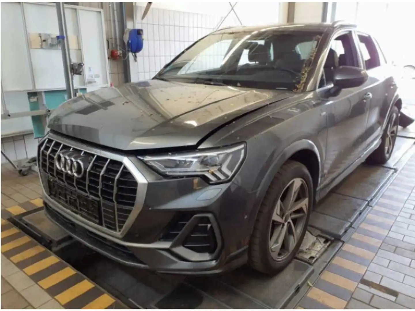 Audi Q3 45 2.0 TFSI quattro S-line Navi*AHK*Matrix* Grau - 2