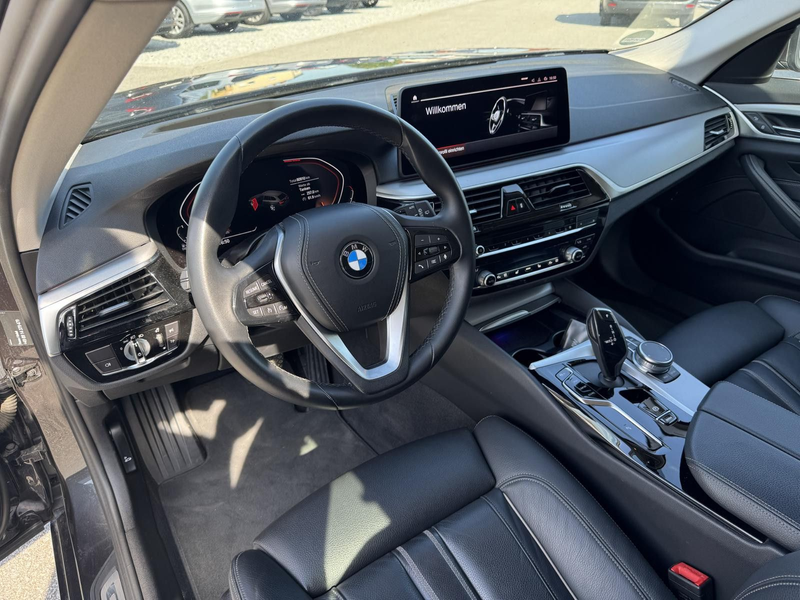 BMW 520 d Touring LED Kamera Leder Panorama — photo 13