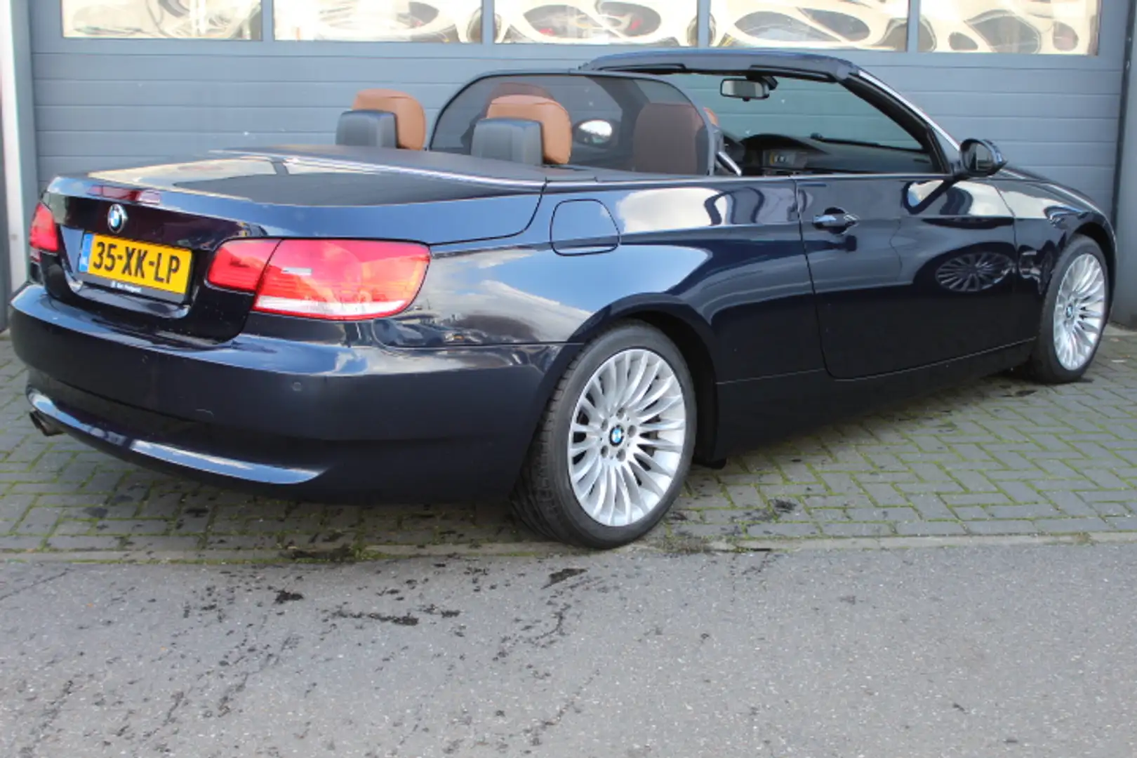 BMW 325 3-serie Cabrio 325i 3.0 6 Cil. 218 PK Aut. M-Sport Blauw - 2