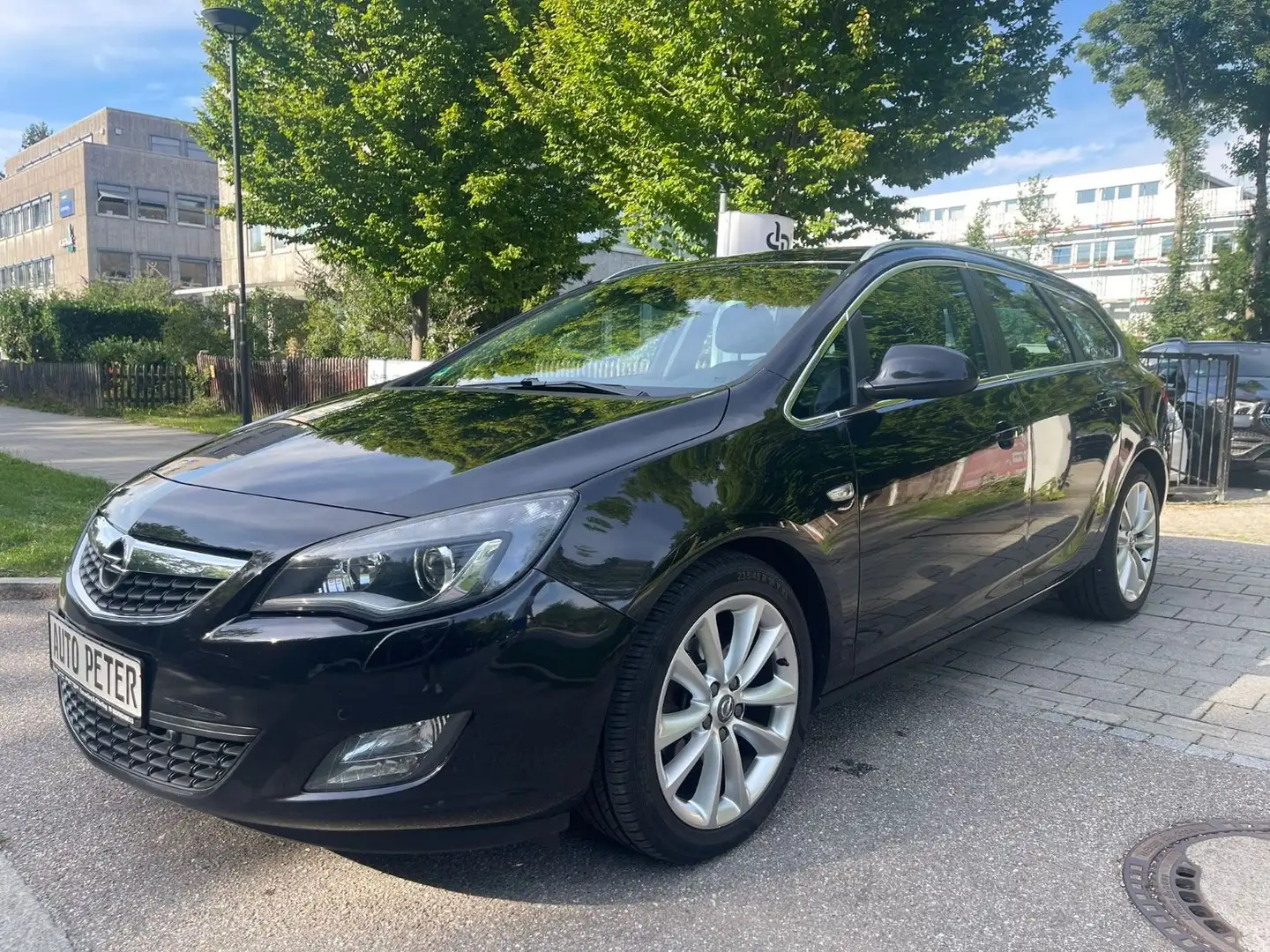 Opel Astra J Sports Tourer Innovation *AUTOMATIK* TÜV Schwarz - 1