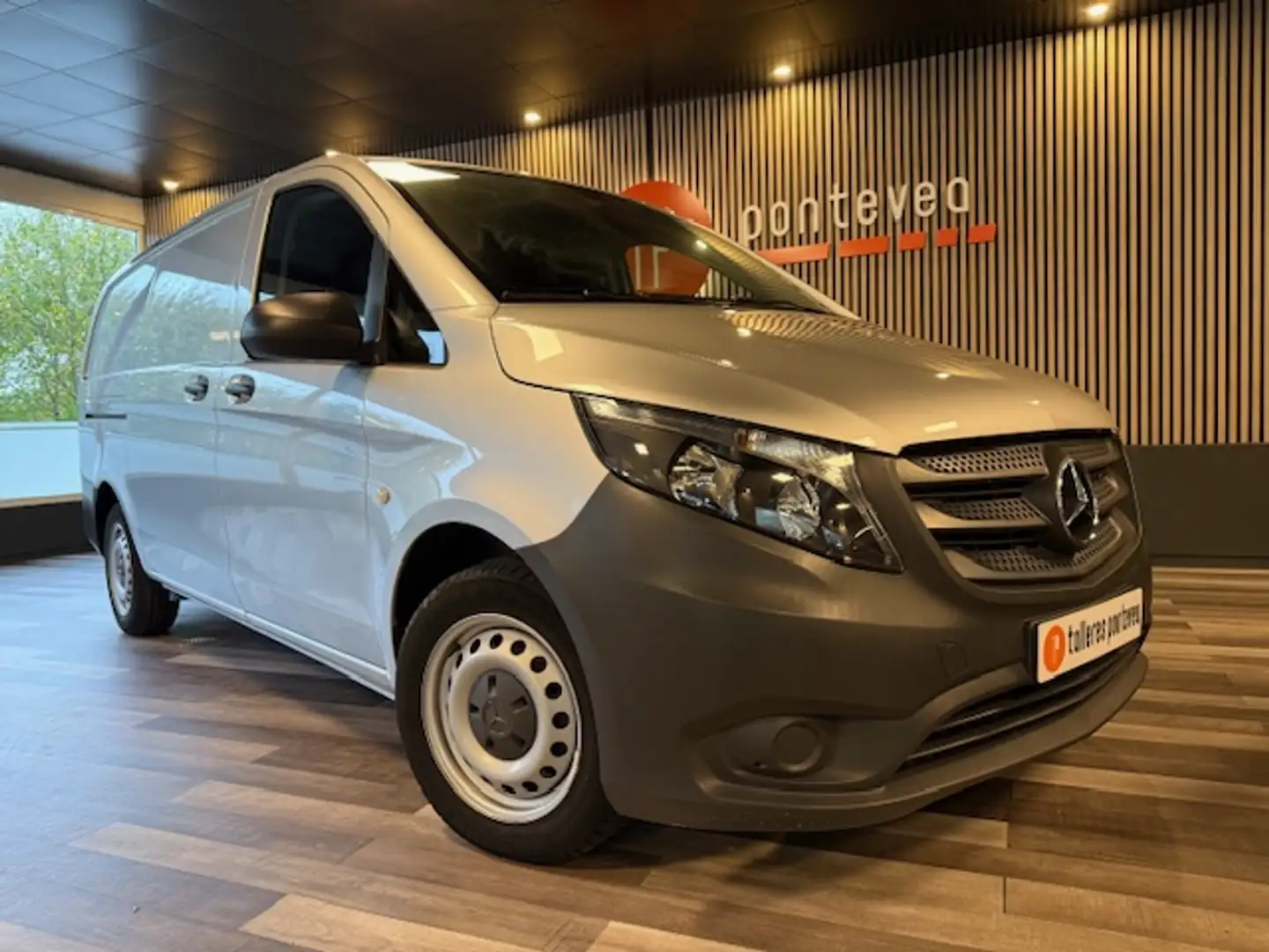 Mercedes-Benz Vito Furgón 111CDI Larga Grijs - 2