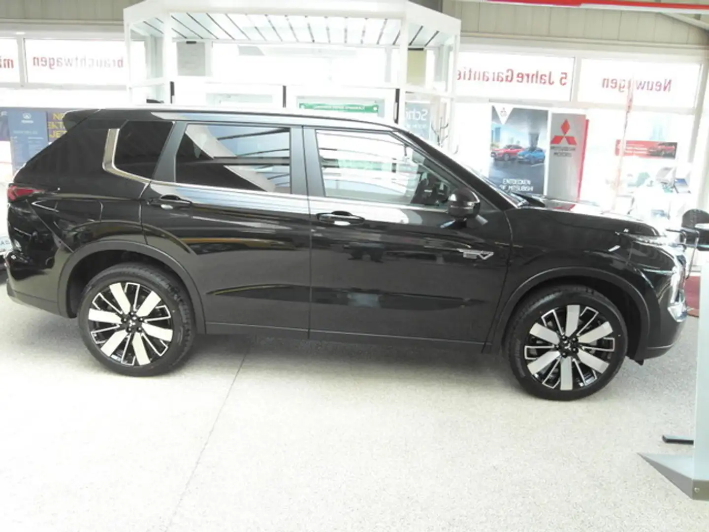 Mitsubishi Outlander PHEV Intro Noir - 1