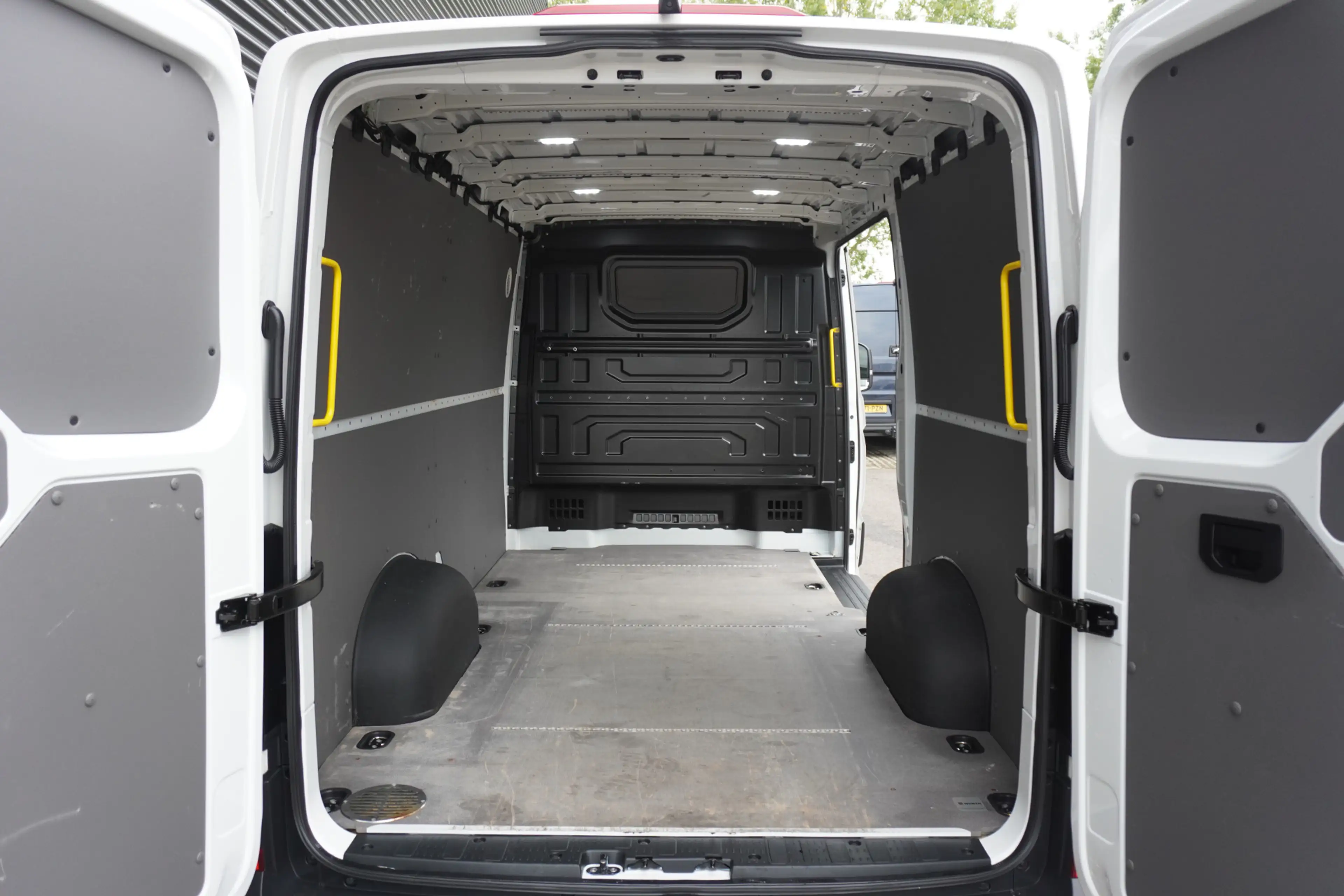 Volkswagen Crafter 140pk Automaat L3H2 Navigatie LED ACC Cruise contr — photo 3