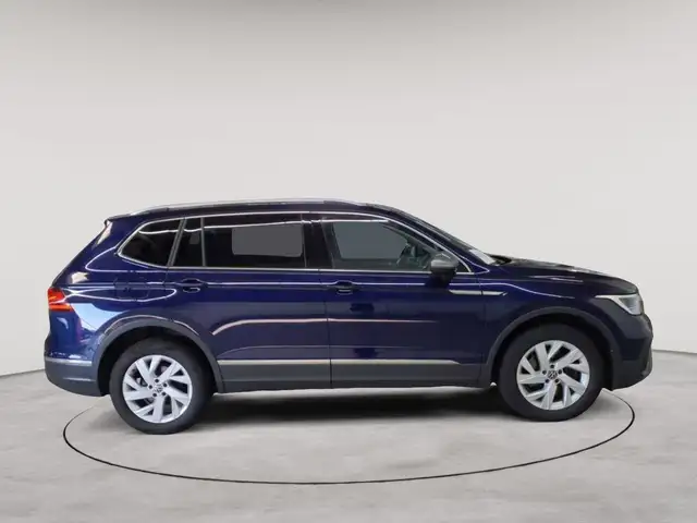 Volkswagen Tiguan view 3